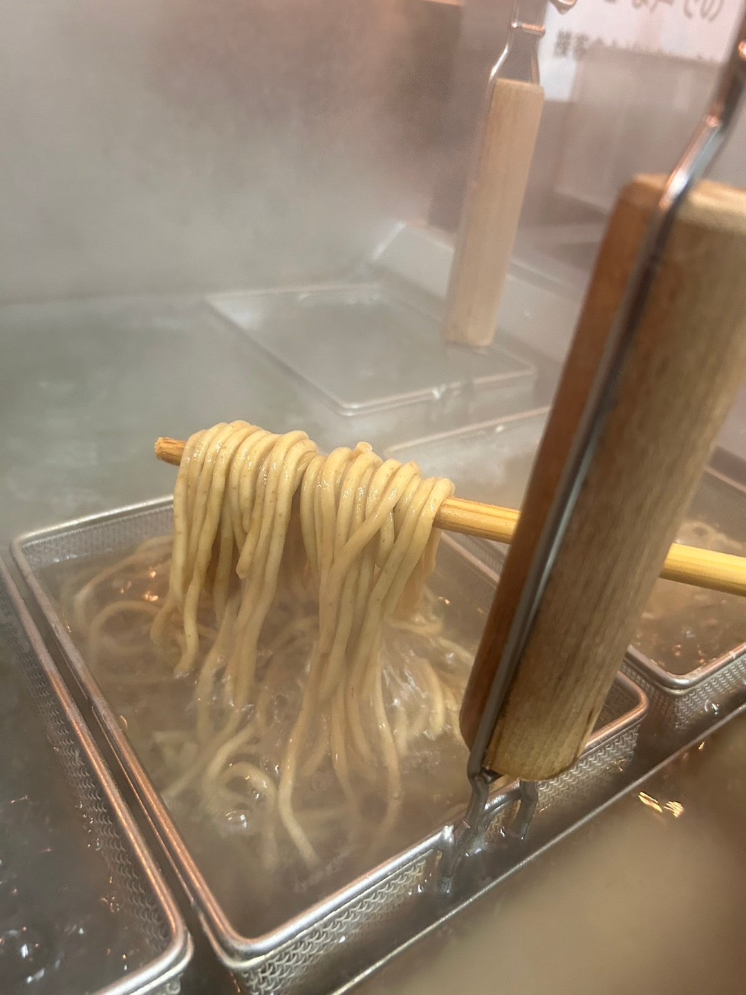 湯気の向こうで、麺が泳いでいます🍜 これ、うちが特にこだわり抜いた「国産小麦の胚芽太麺」を茹でている瞬間です。もちもちとした弾力と、小麦本来の風味をしっかり感
