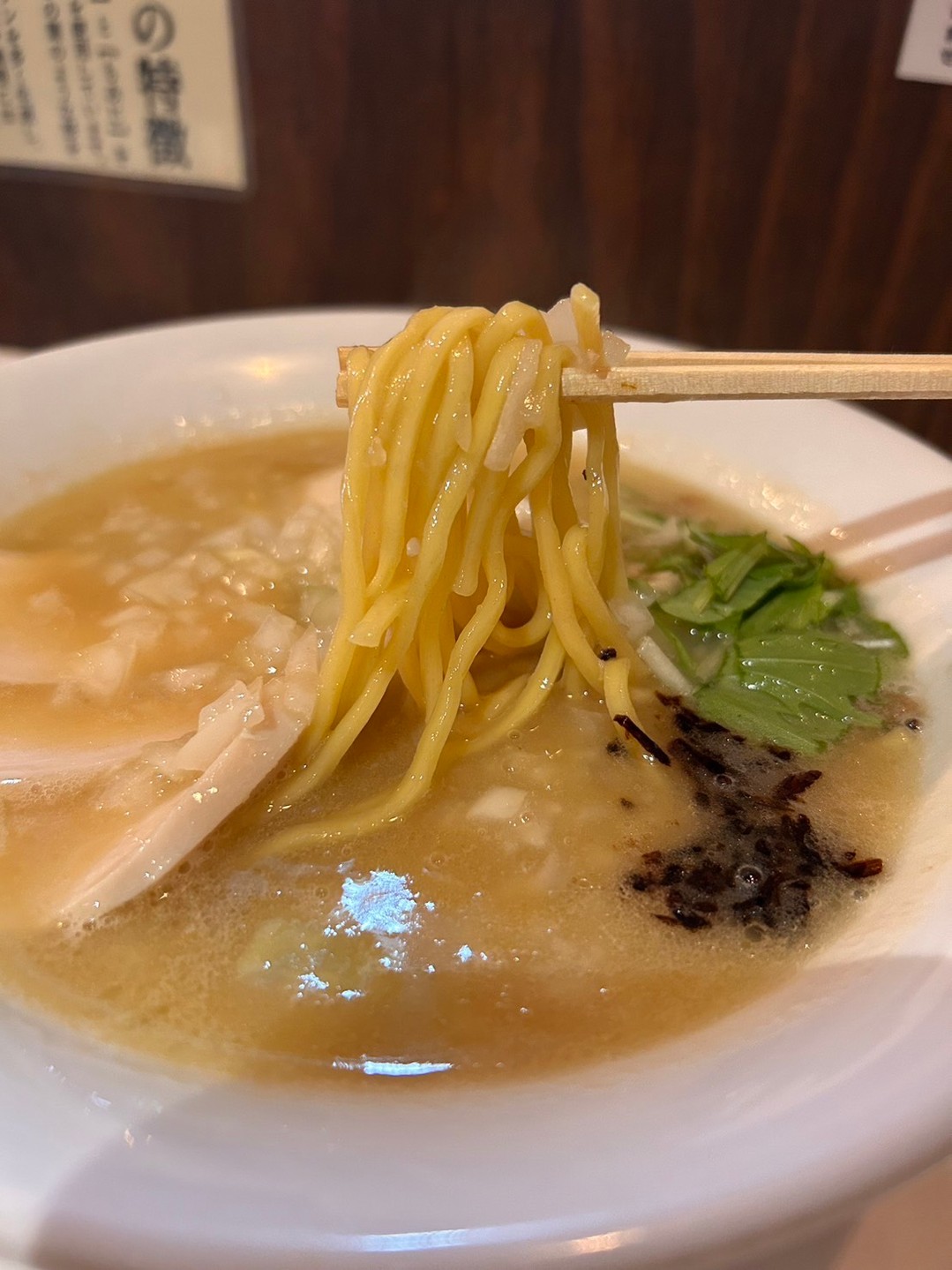 本厚木駅から徒歩1分、今日もランチ営業しています🍜 こちらは当店自慢の豚骨ラーメン。丁寧に時間をかけて炊き上げたスープは、濃厚なのに後味すっきり。細めのストレ