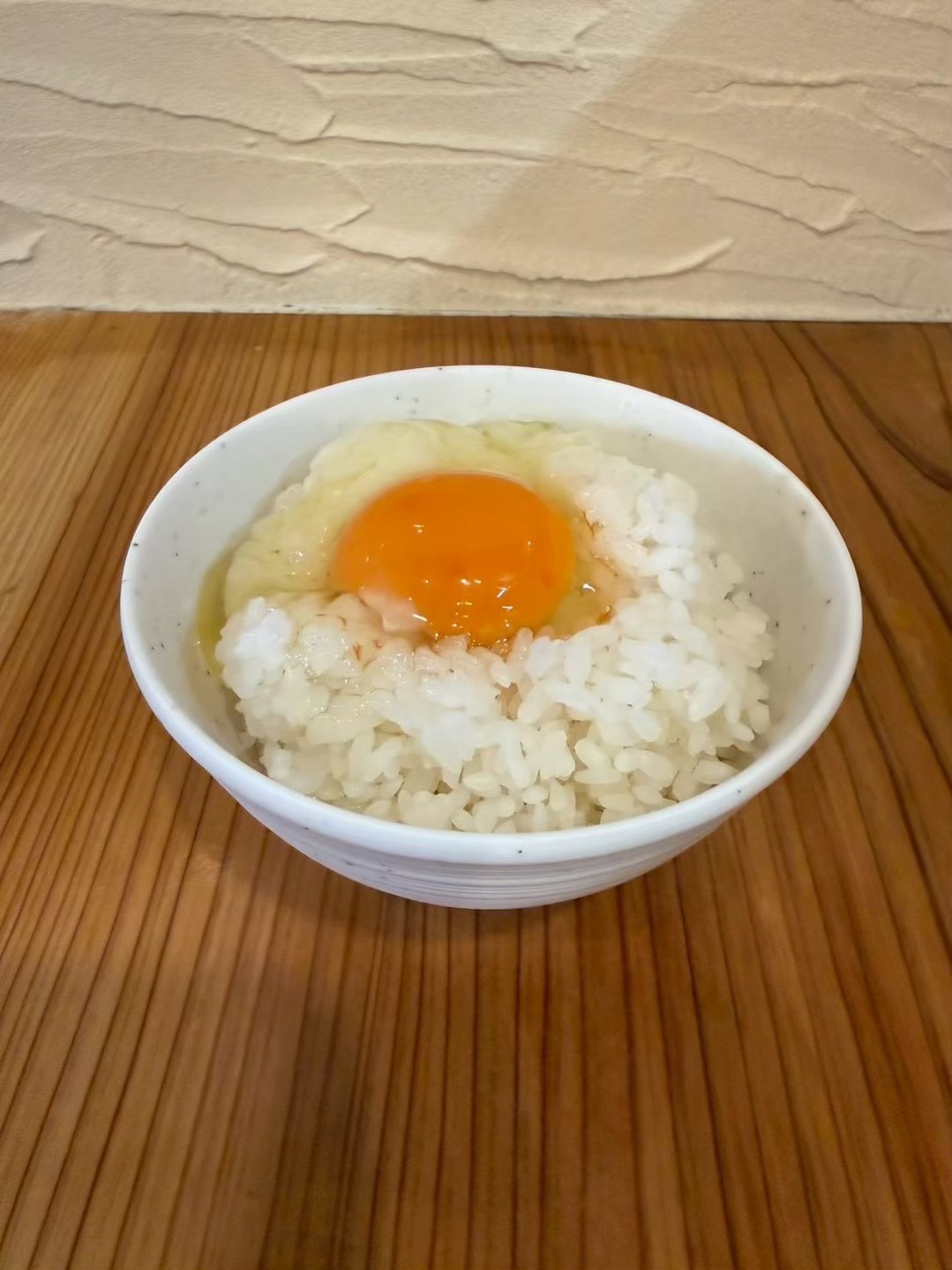 本厚木駅直結のお店から、ちょっとうれしいサイドメニューのご紹介です🍚 ラーメンやつけ麺と一緒にぜひ食べていただきたいのが、この「卵かけご飯」。鮮やかなオレンジ